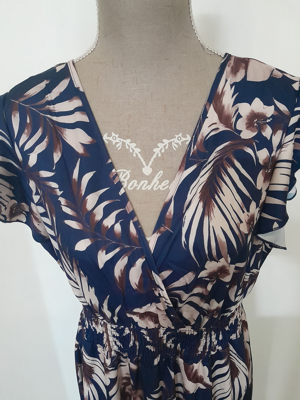 Miniature : Robe fleurie bleue avec col en V, motif feuilles, Roabe, seconde main.