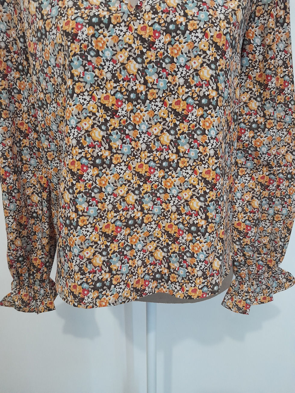 Miniature : Floral blouse with details, second-hand. Patterned with orange, blue, and black flowers. Débardeur
