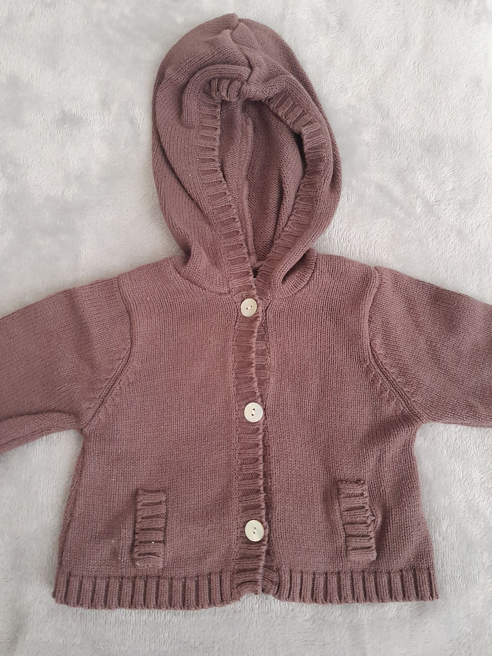 Miniature : Pull cardigan marron clair avec capuche et boutons blancs sur fond blanc.
