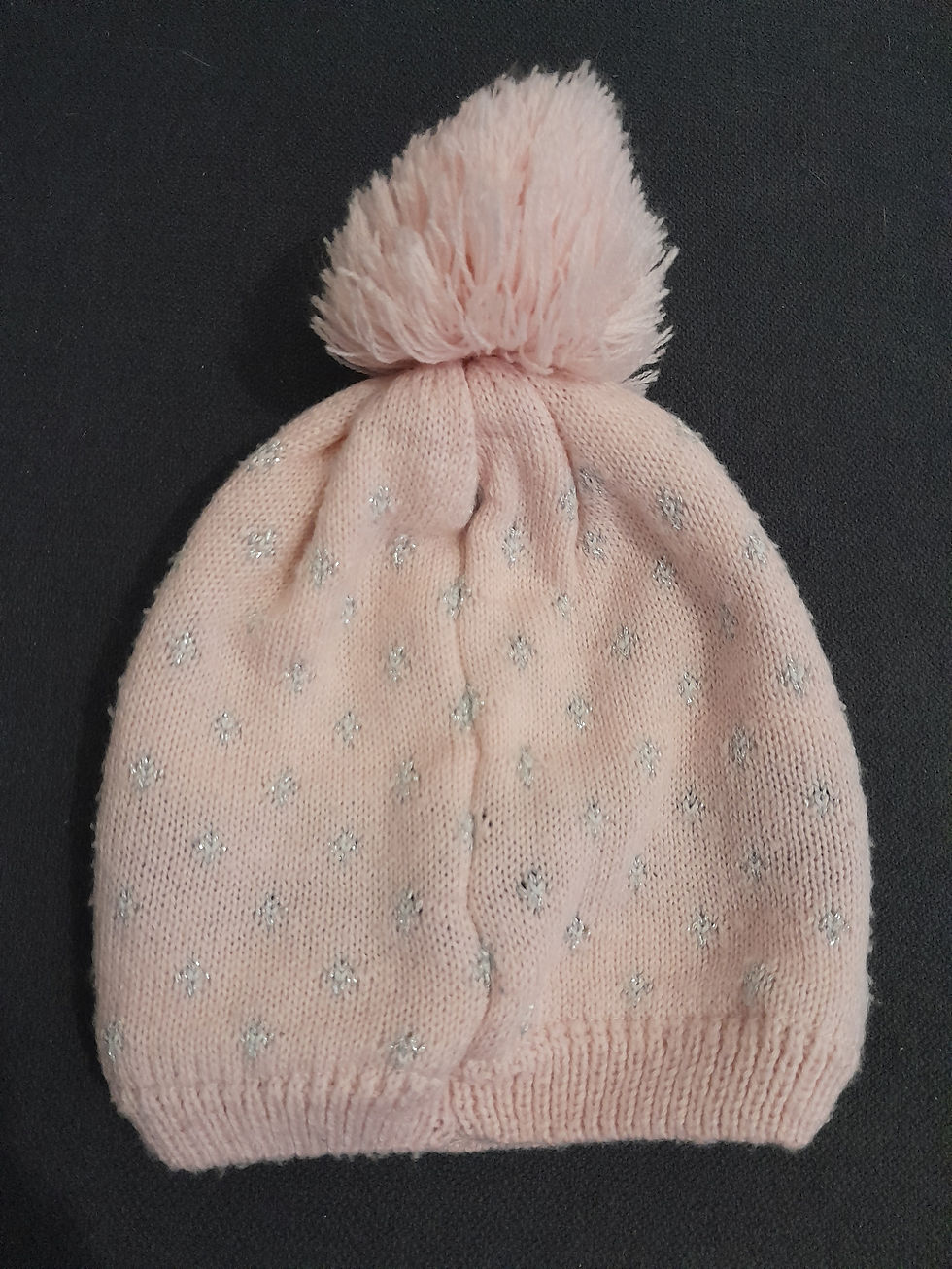 Miniature : Bonnet rose avec pompon, fond noir, motifs floraux, seconnde main.