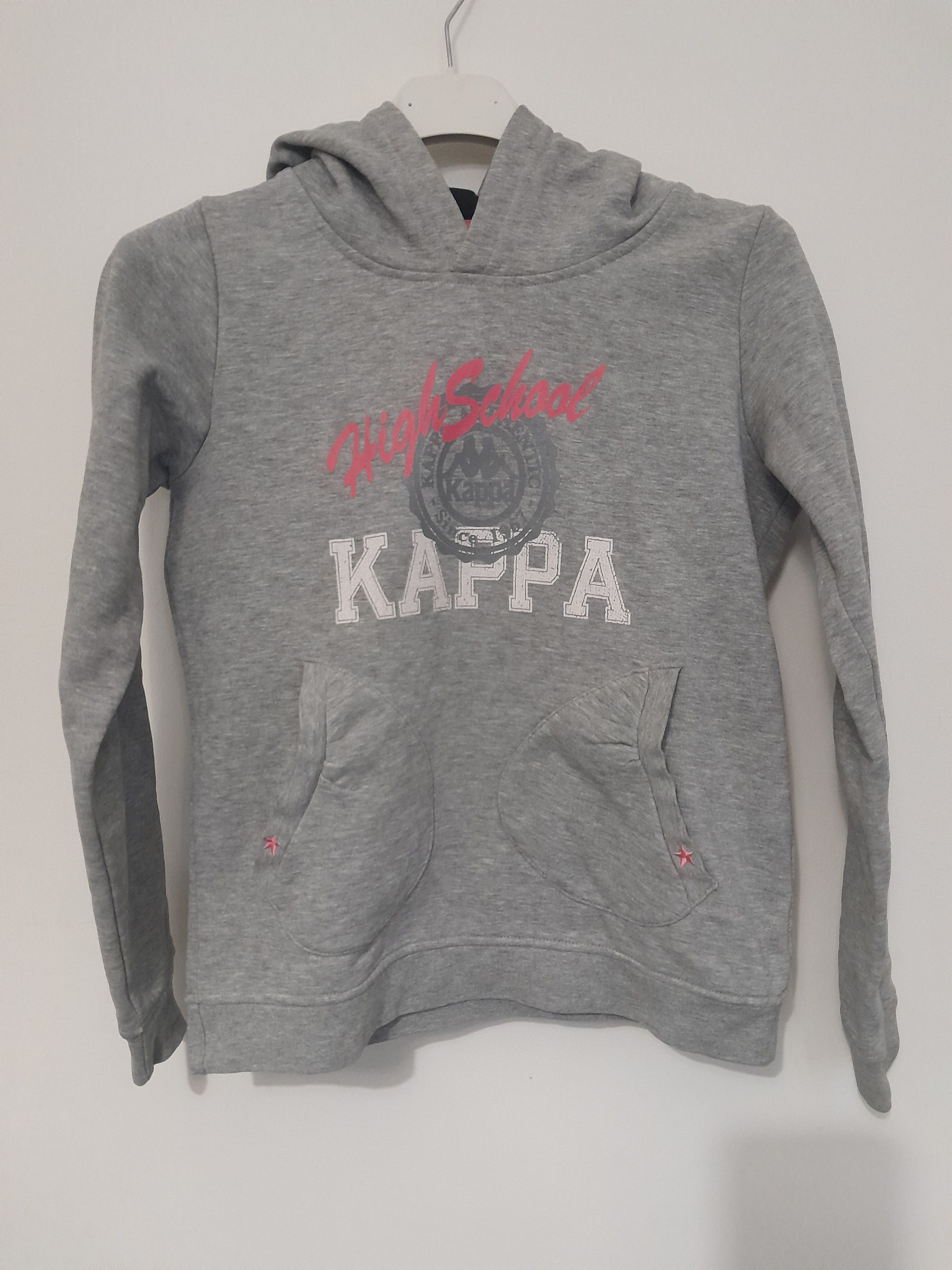Sweat à capuche gris Kappa avec logo rose et blanc sur fond blanc.