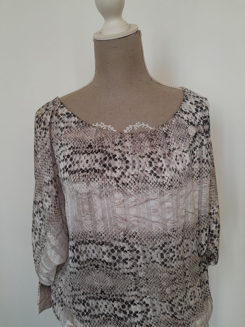 Miniature : Haut imprimé léopard beige et noir sur mannequin. Seconde Main.