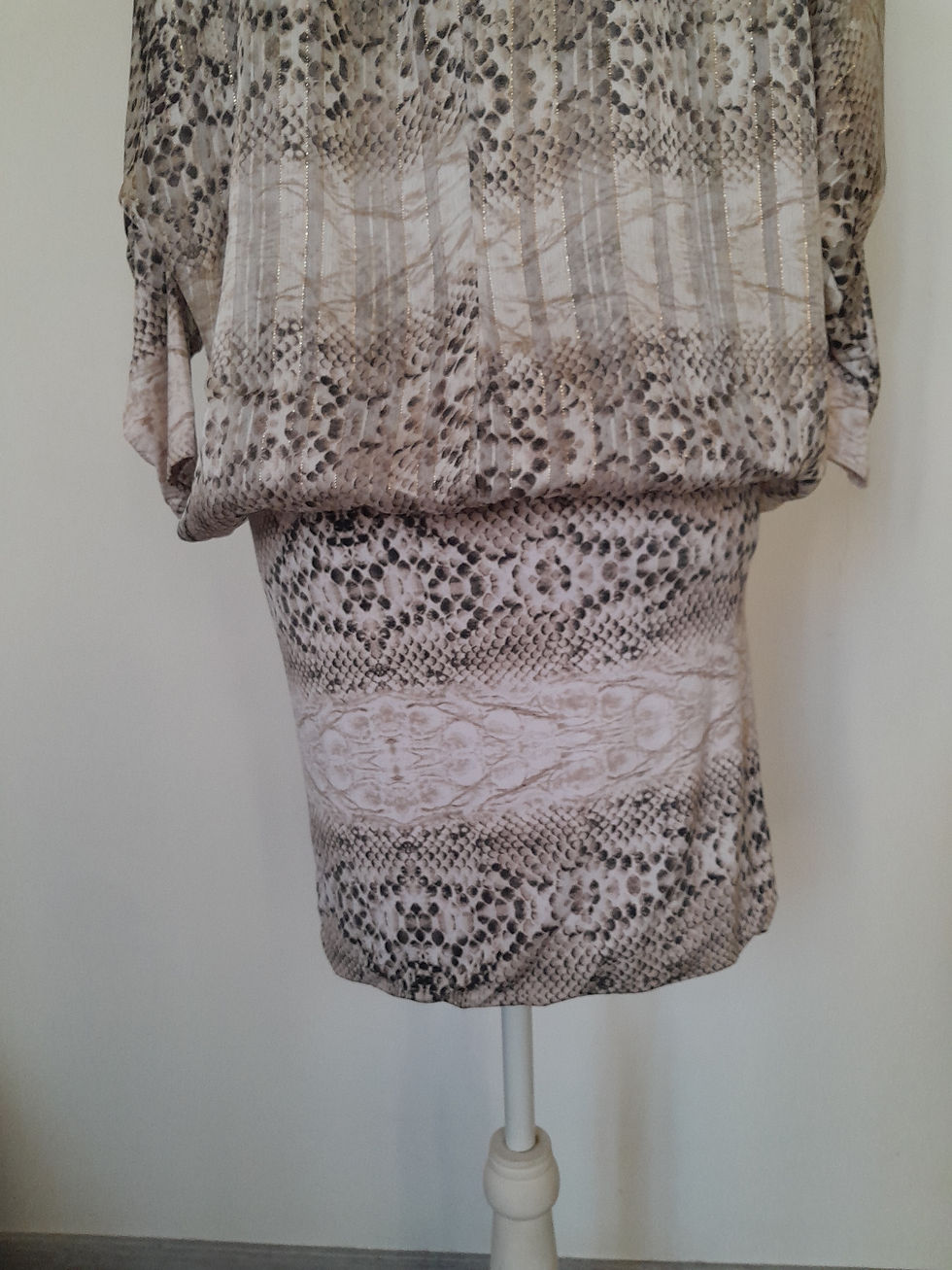 Miniature : Robe beige à motifs complexes sur un cintre, détail de la seconde main.