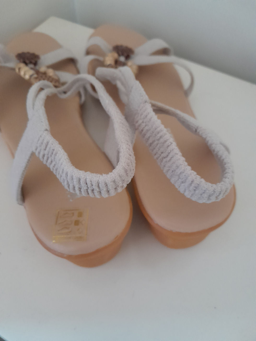 Miniature : Sandales beiges avec ornements dorés, parfaites pour l'été, Seconde Main