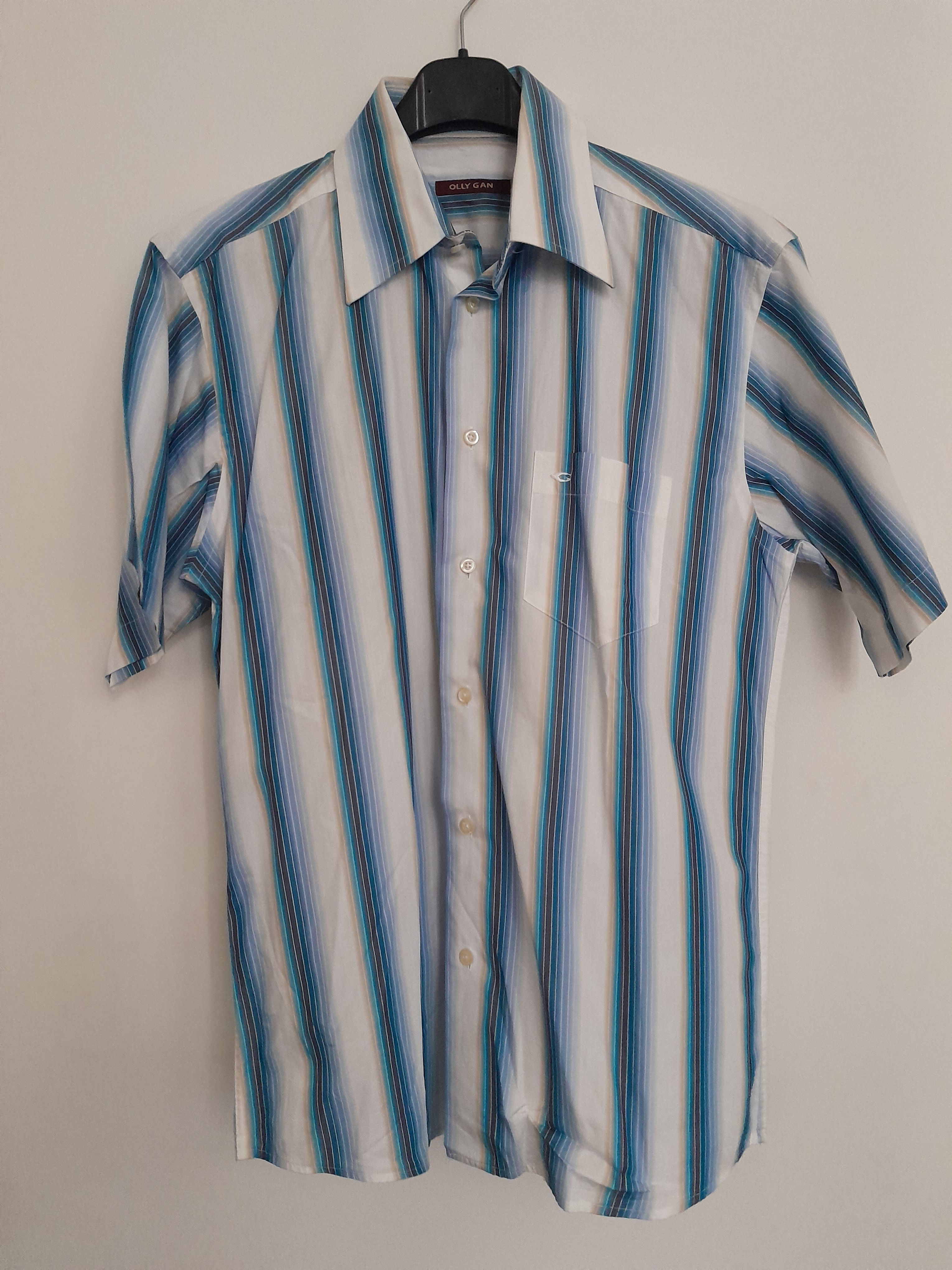 Chemise rayée bleue et blanche, col boutonné, manches courtes, vêtement décontracté, Seconde Main.