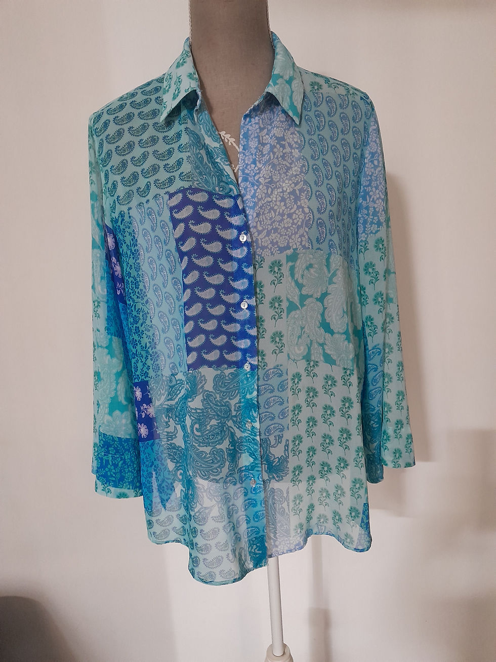 Chemise femme turquoise, motifs patchwork bleu, col ouvert, manches longues, seconde main.