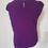 Miniature : Arrière d'un chemisier violet, boutonné, avec des manches courtes et un col rond.