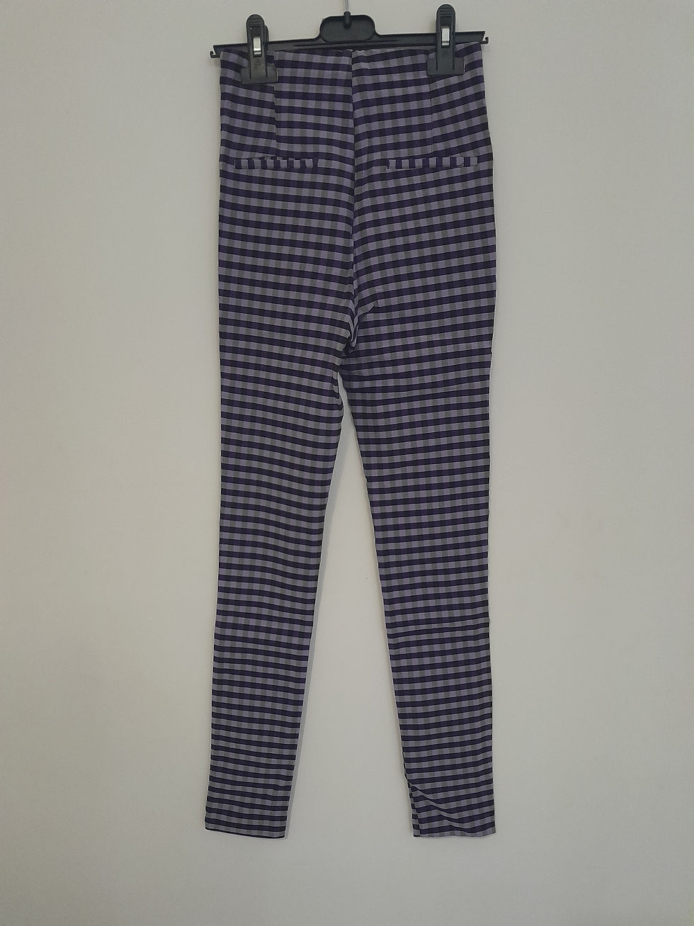 Miniature : Pantalon à carreaux bleu et blanc, Seconde Main sur un fond blanc.