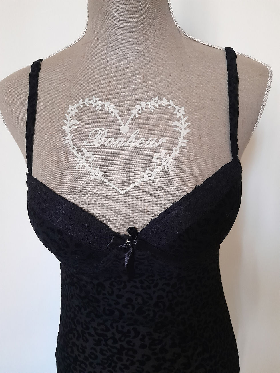 Miniature : Un soutien-gorge noir avec le mot "Bonheur" dans un coeur. Seconde Main