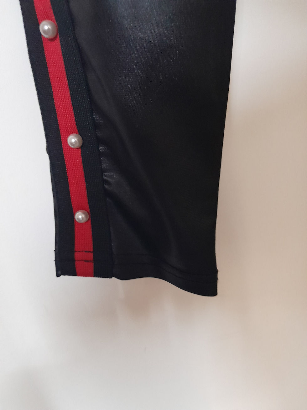 Miniature : Pantalon de survêtement noir avec une bande rouge et des boutons argentés. Seconde Main