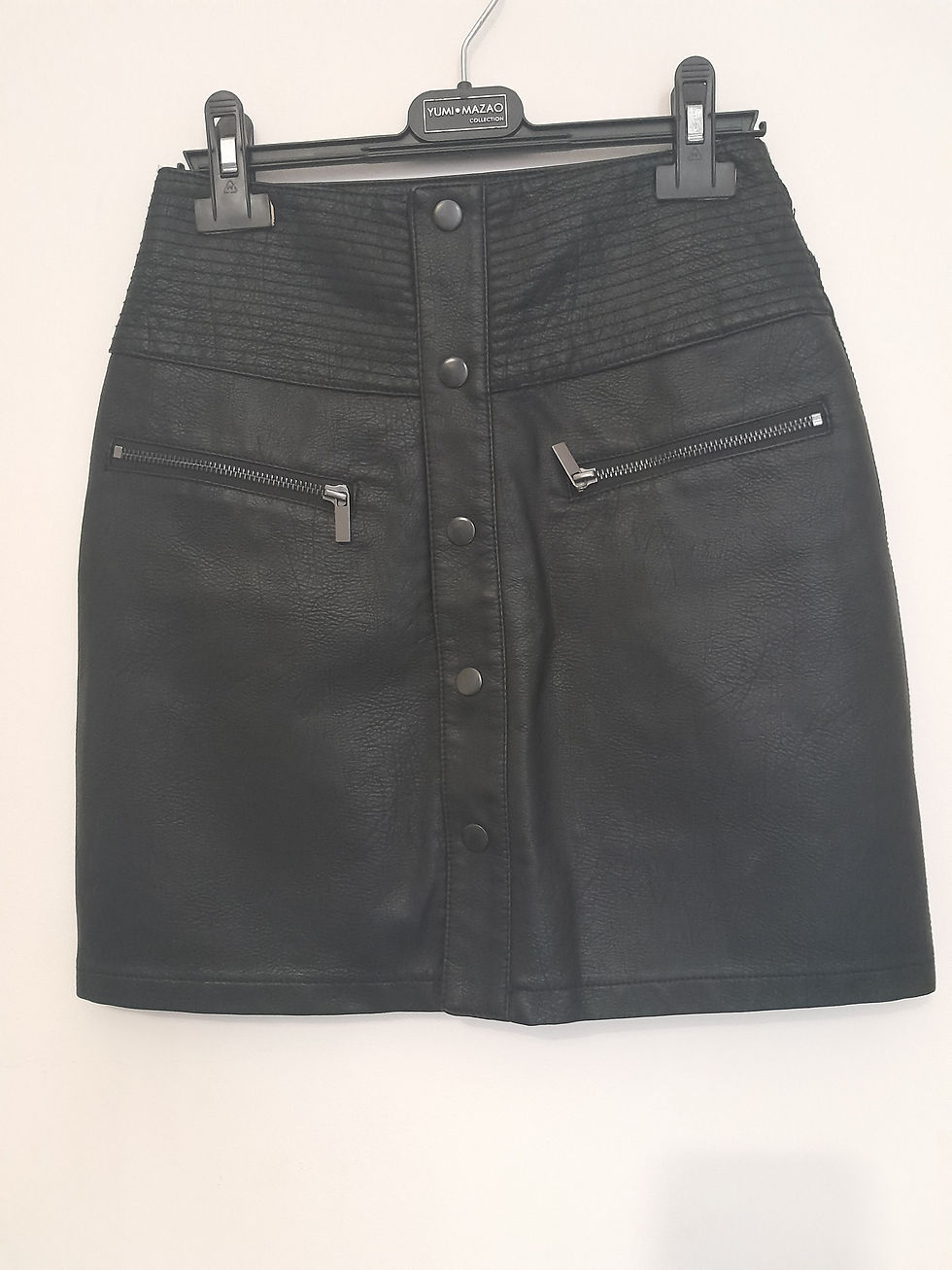 Jupe en jean noire avec fermetures éclair et boutons, Seconde Main.