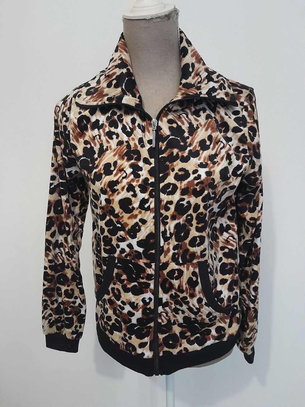 Veste léopard, imprimé animal, fermeture éclair, Seconde Main. Mode et élégance.