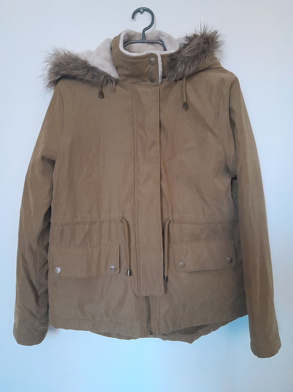 Veste de couleur kaki avec capuche et bordure en fourrure Doudoune Seconde main.