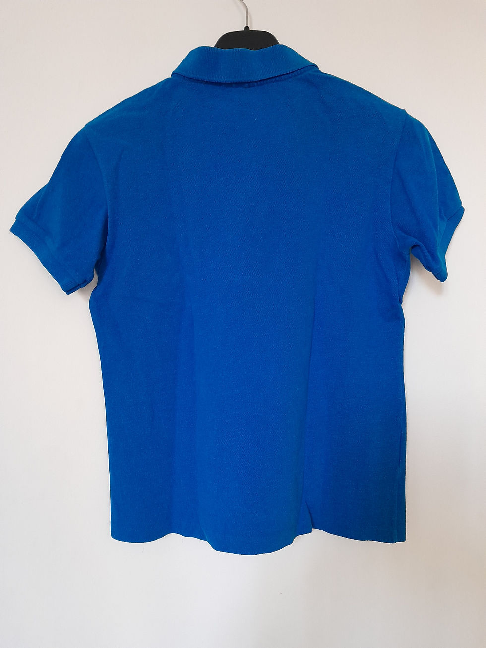 Miniature : T-shirt bleu uni, col rond, manches courtes, porté. Seconde Main pour style.