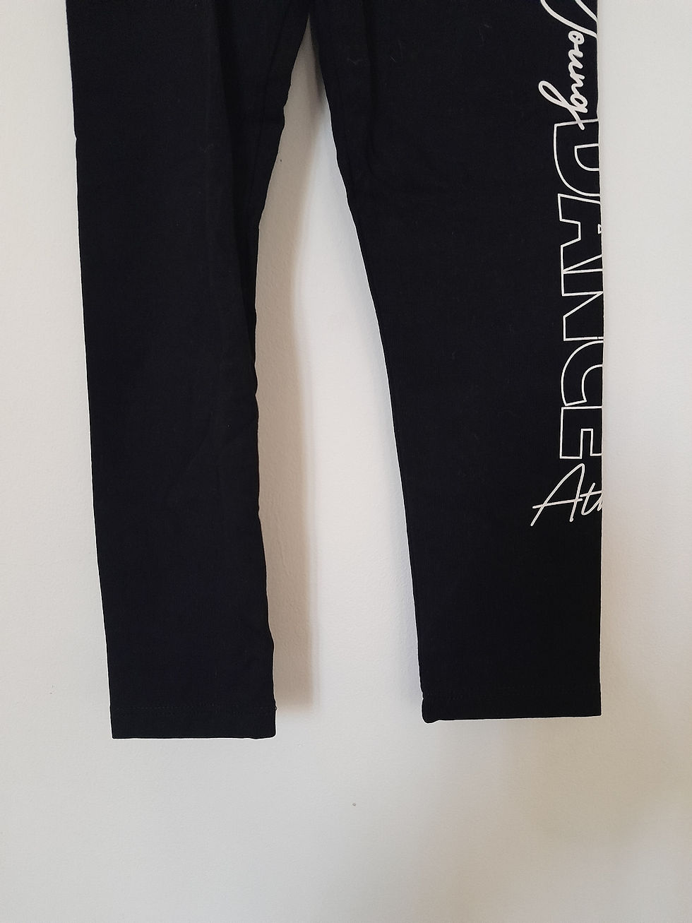 Miniature : Pantalon noir avec le mot DANCE écrit en blanc sur le côté. Seconde Main