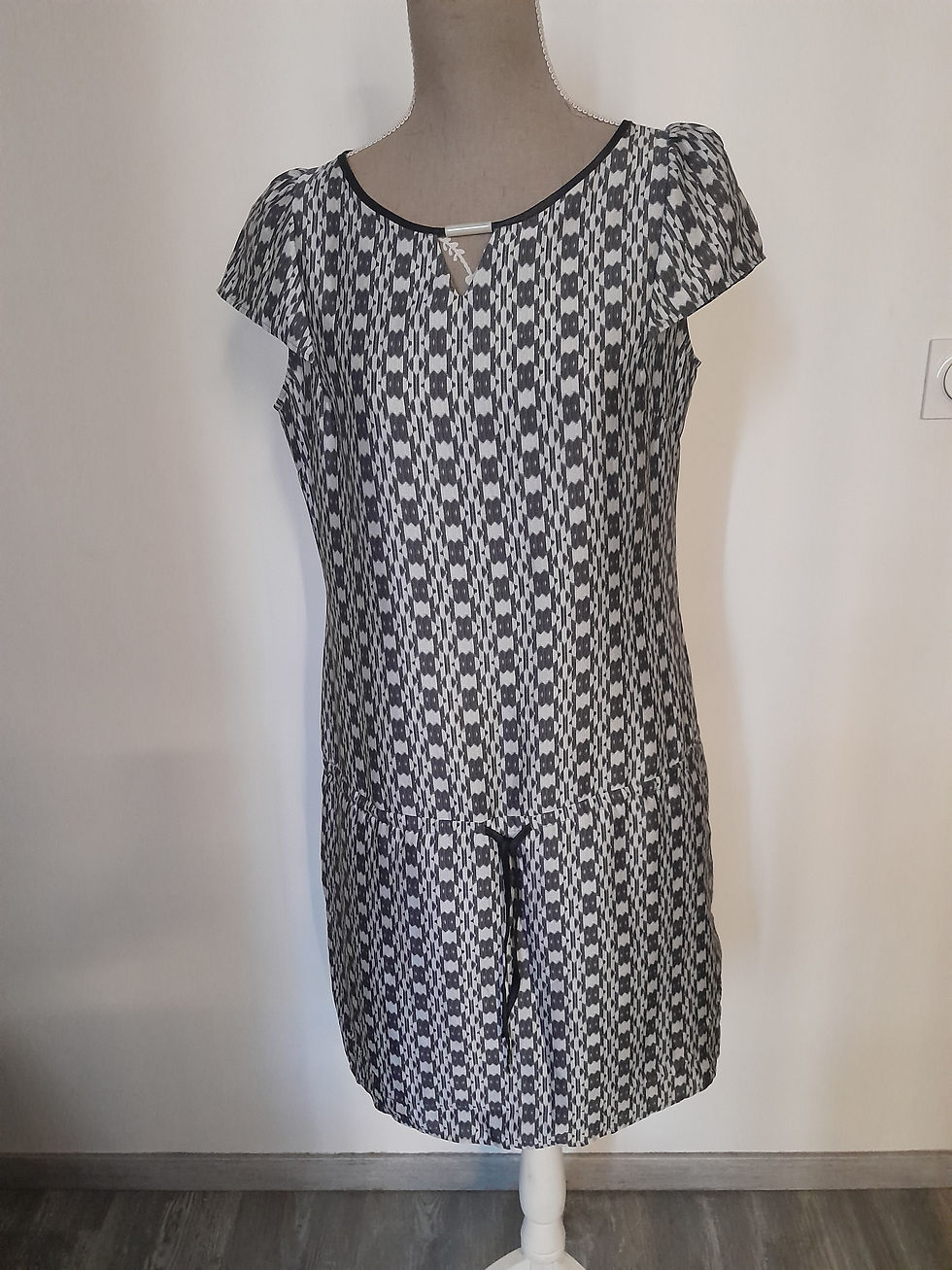 Robe femme à motifs géométriques, col rond, Seconde Main dans un showroom.