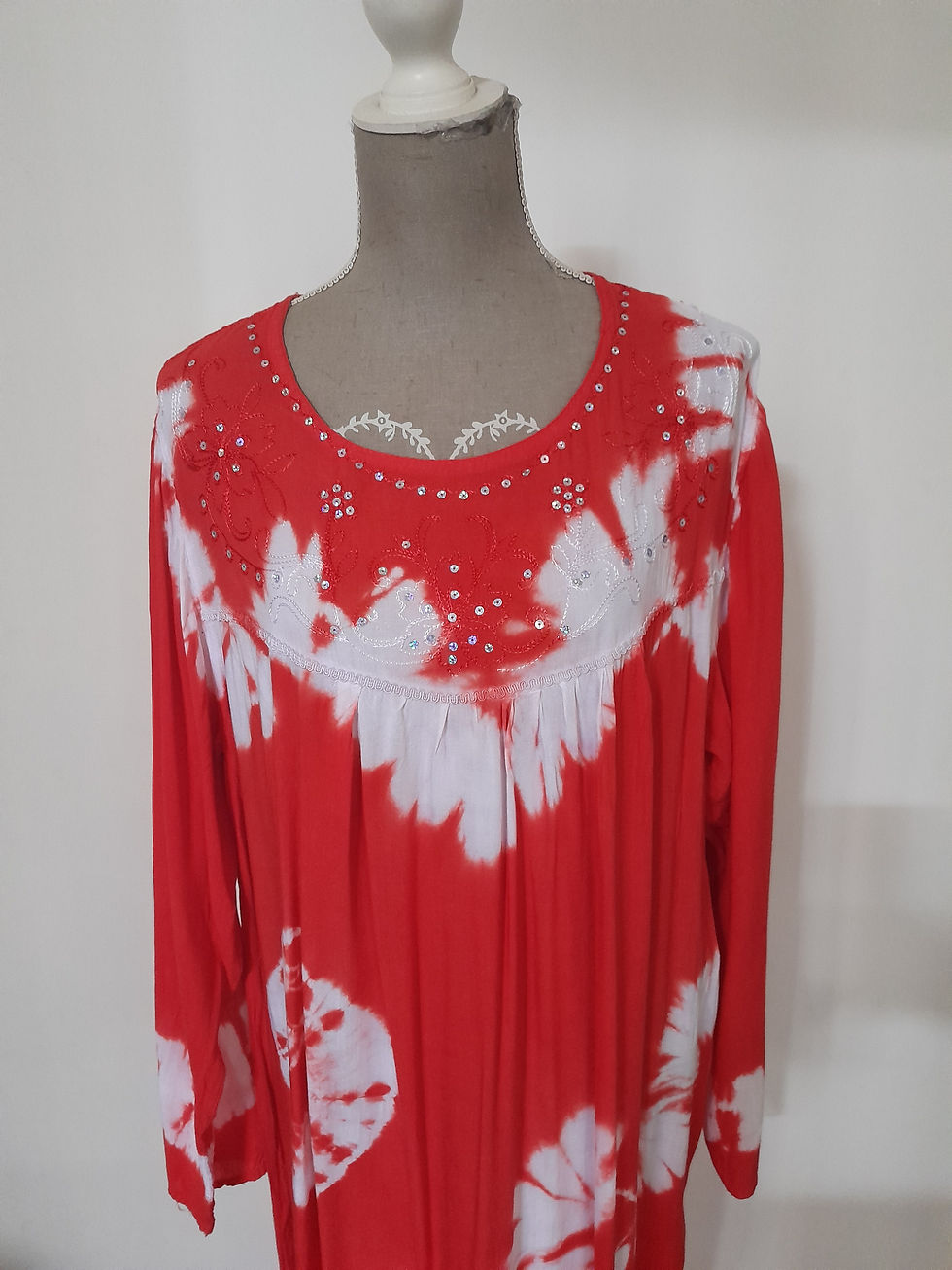 Miniature : Robe rouge avec motifs blancs, col rond et manches longues. Seconde Main