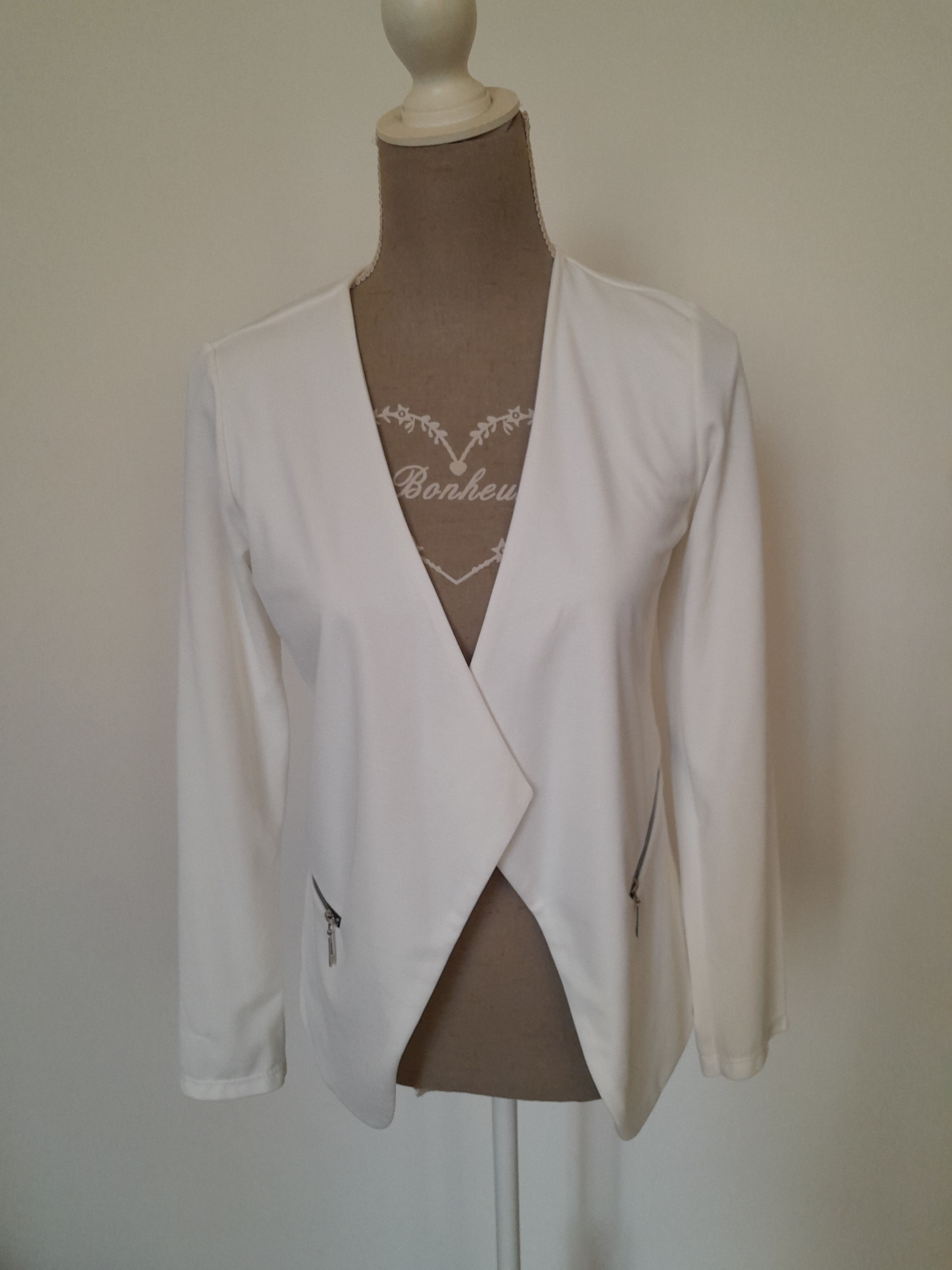 Veste blanche femme, sans bouton, Top, sur mannequin, idéale pour l'été.
