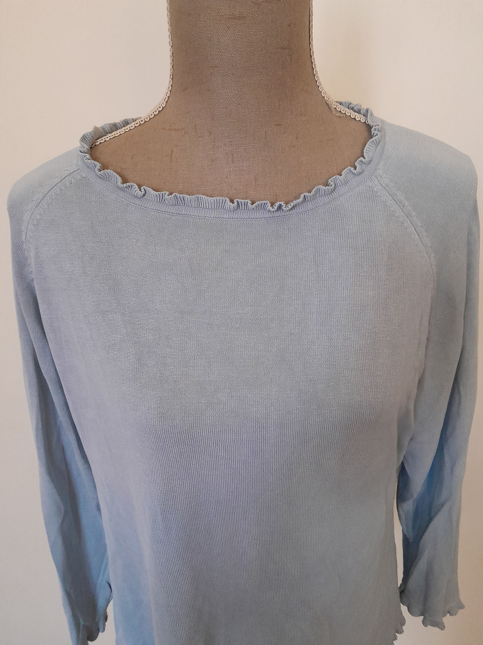 Miniature : Pull bleu clair à col froncé, une manche longue, seconde main, photo studio.
