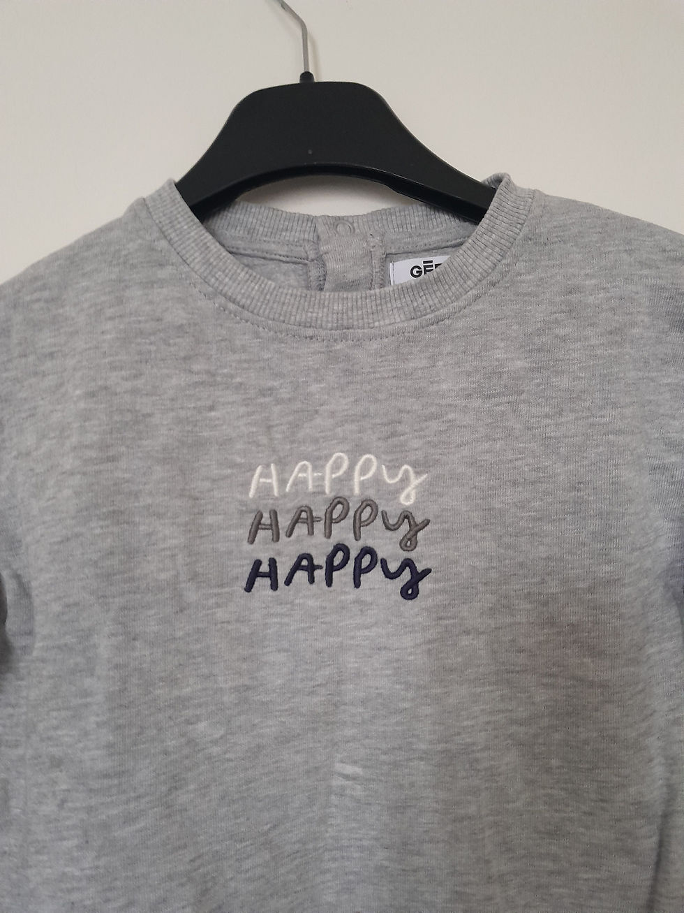 Miniature : Sweat shirt gris avec broderie "HAPPY", bouton au dos. Seconde Main.