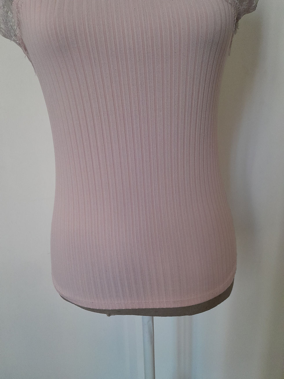 Miniature : Un haut rose sur mannequin, texture côtelée, prêt pour une nouvelle garde-robe.