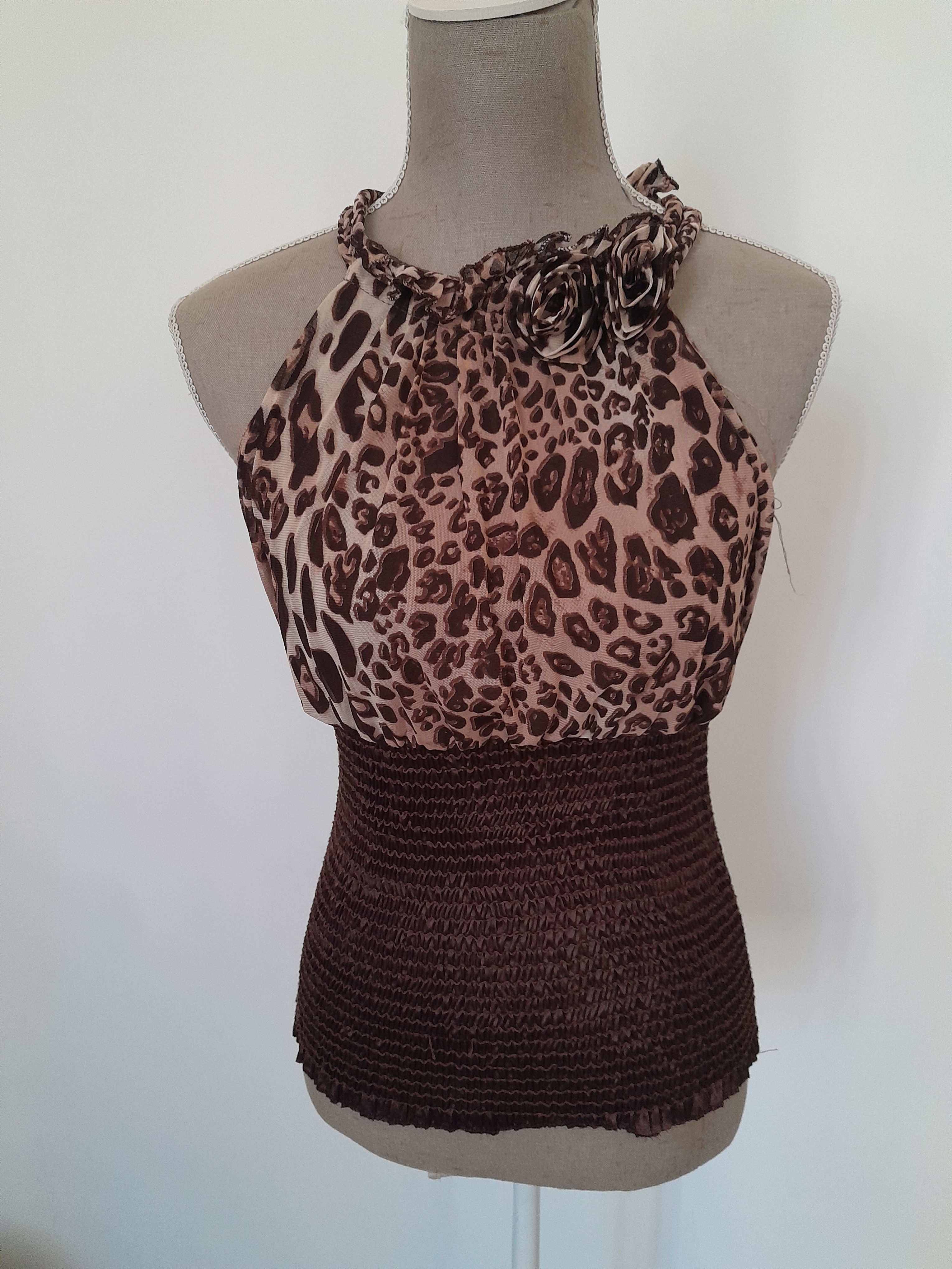 Un haut léopard marron sur mannequin, col rond, taille élastique. Top fashion.