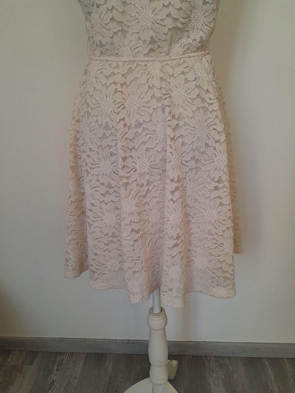 Miniature : Robe en dentelle rose clair sur un mannequin, short robe de soirée.