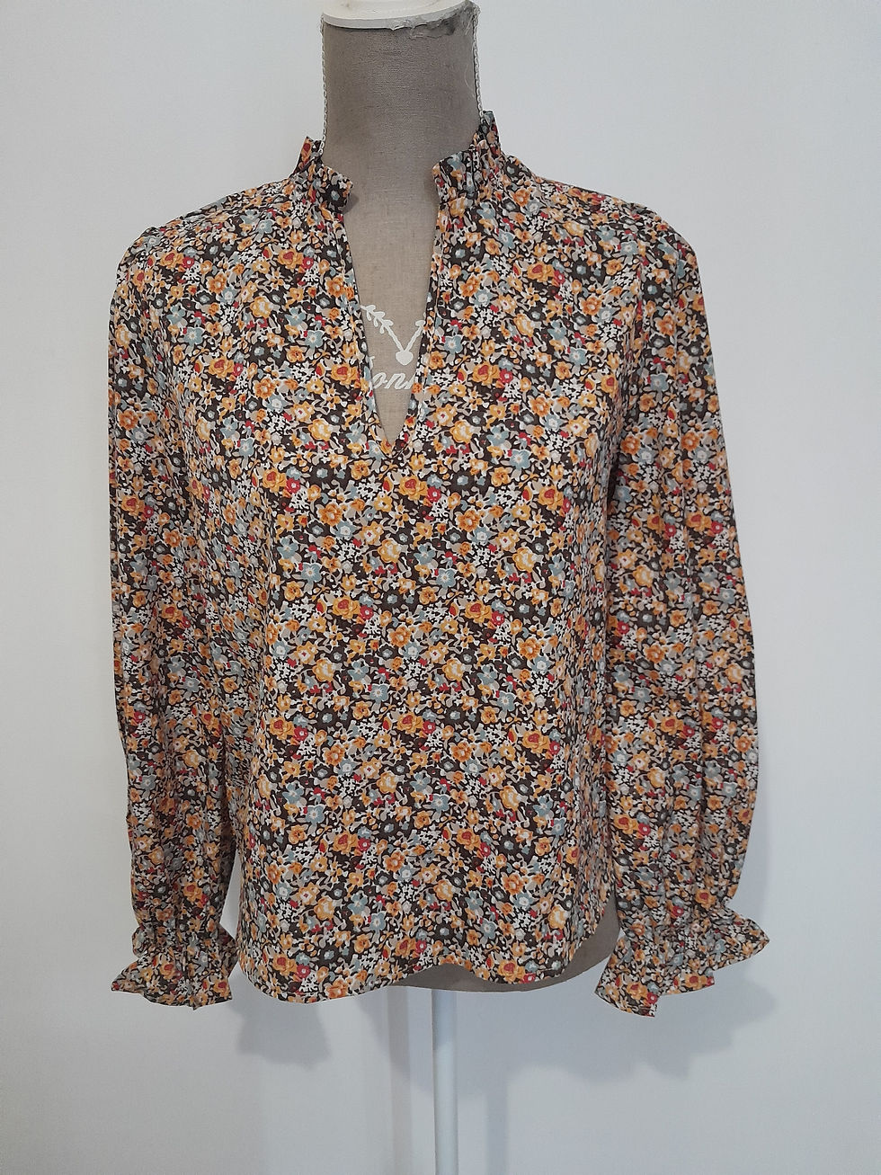 Chemisier femme imprimé floral, col montant, manches longues. Seconde Main.