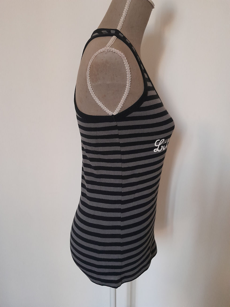 Miniature : Maquette portant un débardeur rayé noir et gris avec logo, Jupe. Seconde Main.