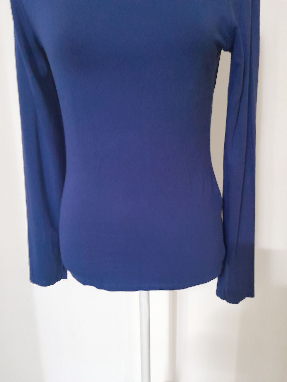 Miniature : Un haut bleu à manches longues. Seconde main. Porté sur un mannequin blanc.