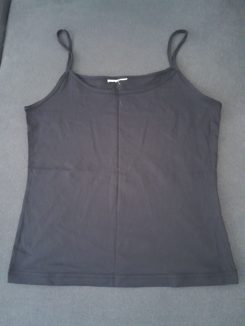 Miniature : Débardeur gris simple avec bretelles fines, sur fond gris, seconde main.