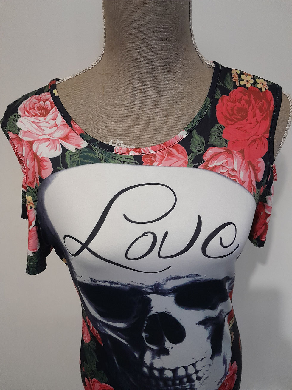 Miniature : Robe fleurie avec le mot "Love" imprimé. Une pièce originale, seconde main.