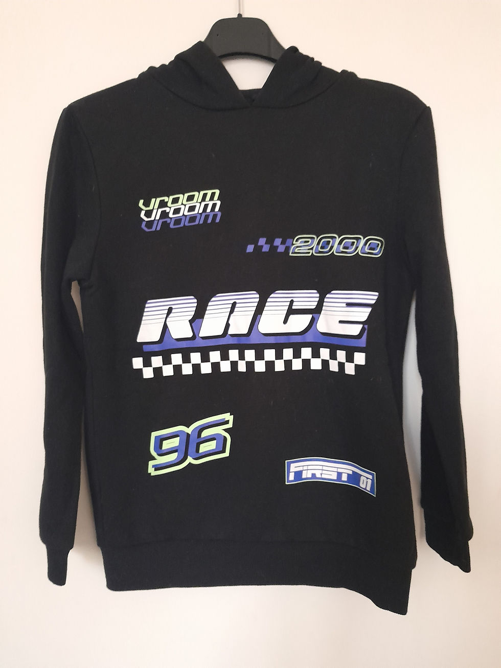 Sweat shirt noir avec inscriptions RACE, 96, UNDER et seconde main.