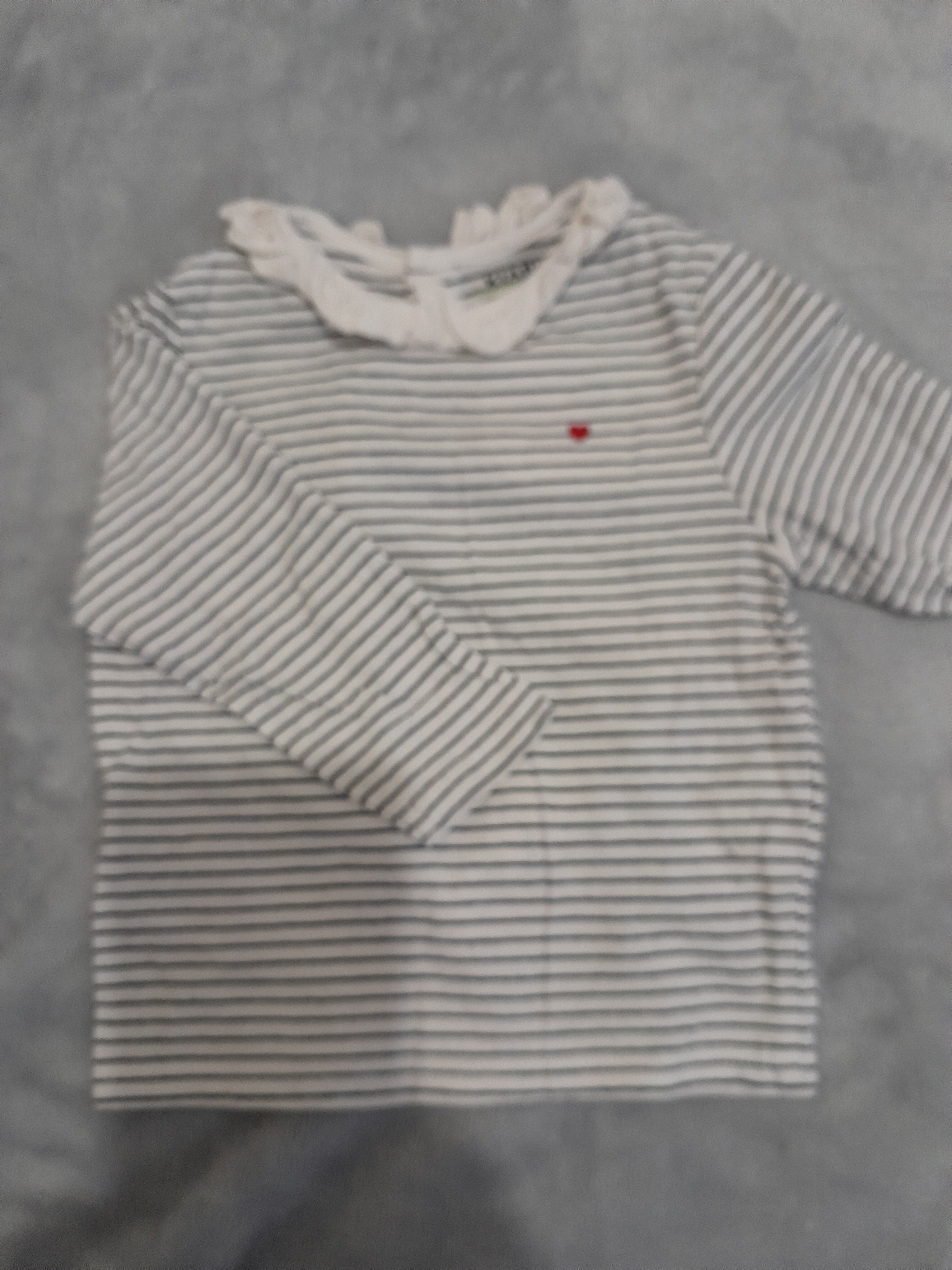 Rayures blanches et grises, col dentelle, T-shirt, bouton rouge, vêtements, Seconde main.