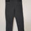Miniature : Pantalon gris. Article de seconde main. Détails sur les coutures et la taille.