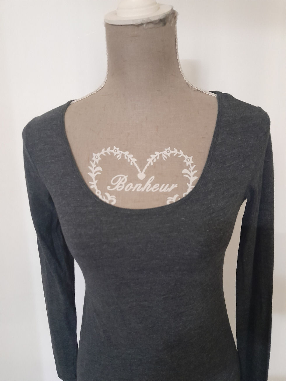 Miniature : Robe grise avec encolure arrondie, cœur fleuri « Bonheur », mode occasion.