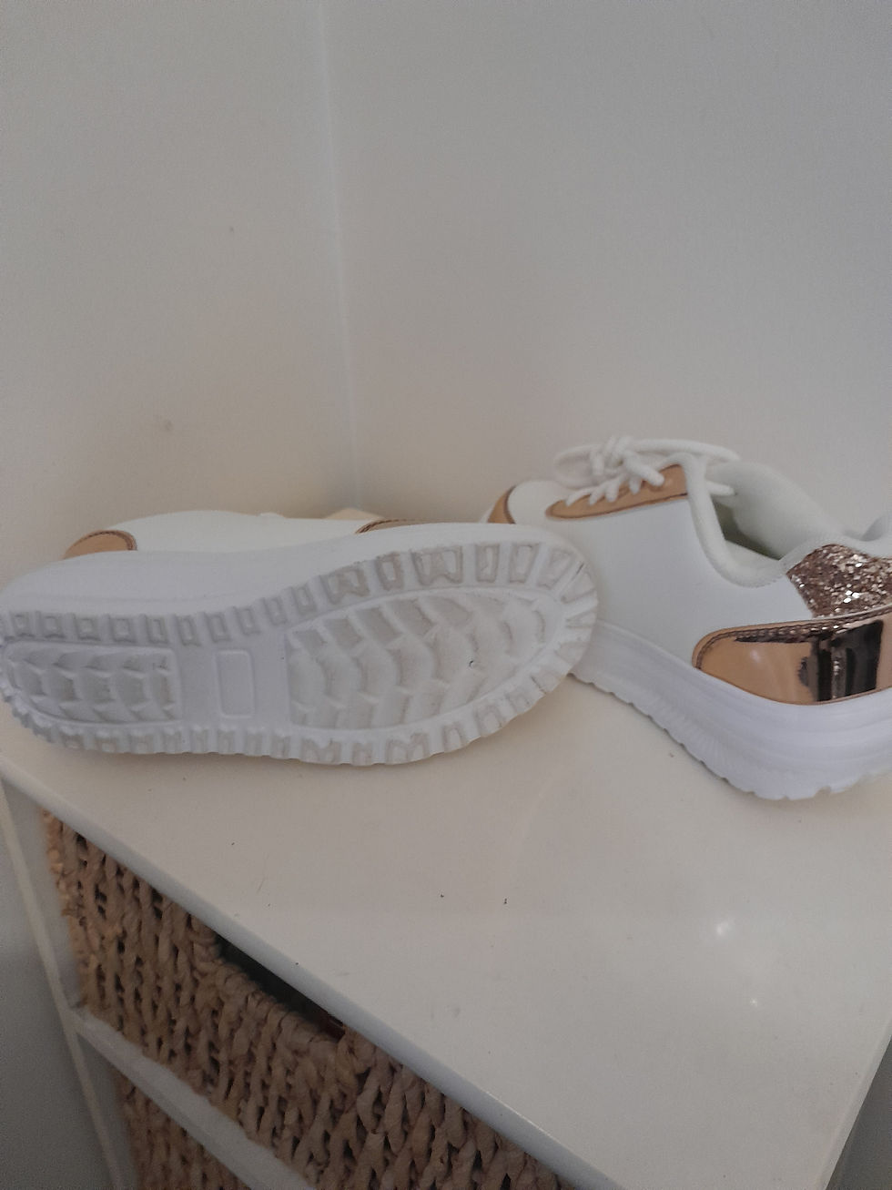 Miniature : Sandales blanches avec détails dorés sur un fond clair, Seconde Main