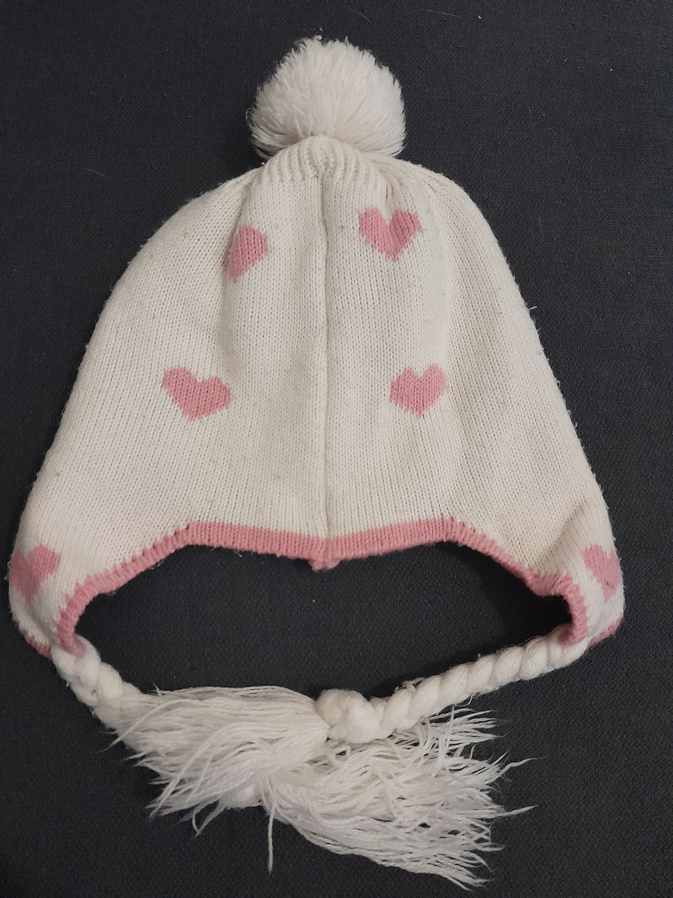 Miniature : Bonnet blanc avec des coeurs roses, tour de cou, chemise, pour bébé, Seconde Main.