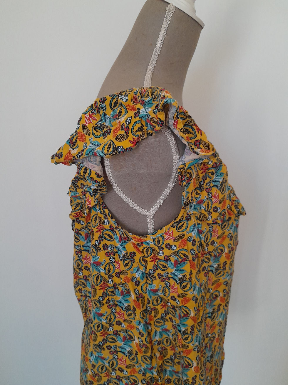 Miniature : Robe fleurie sur mannequin, couture artisanale, Seconde Main dans un atelier.