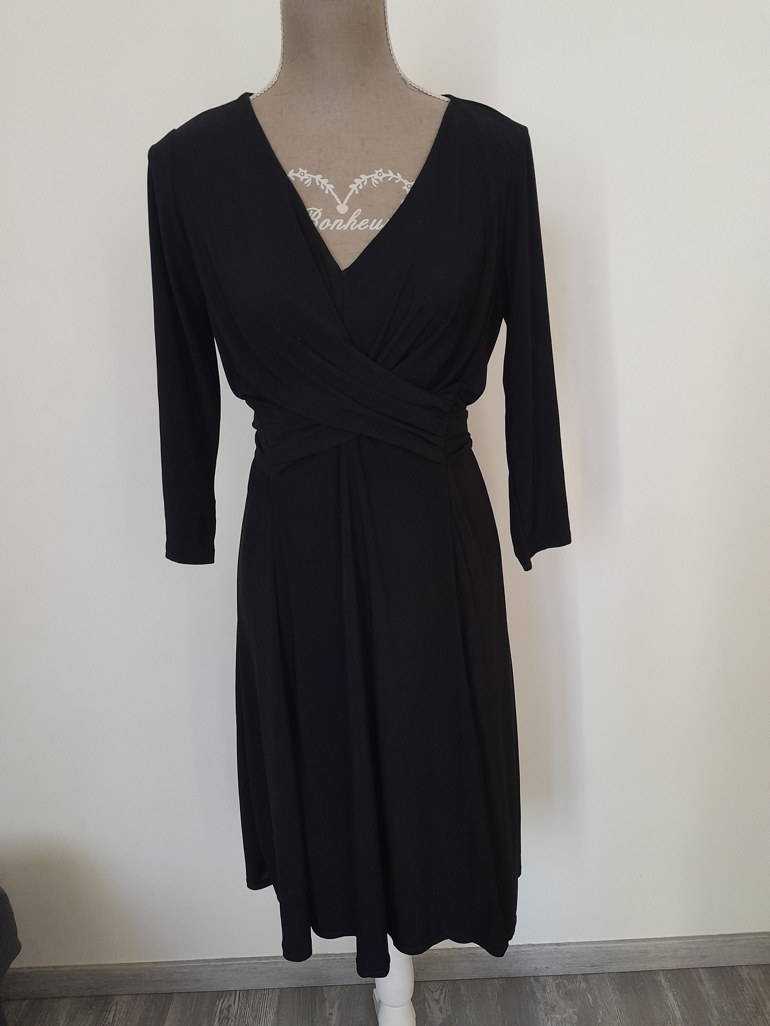 Robe noire femme, col en V, manches longues, Chemise, sur un mannequin