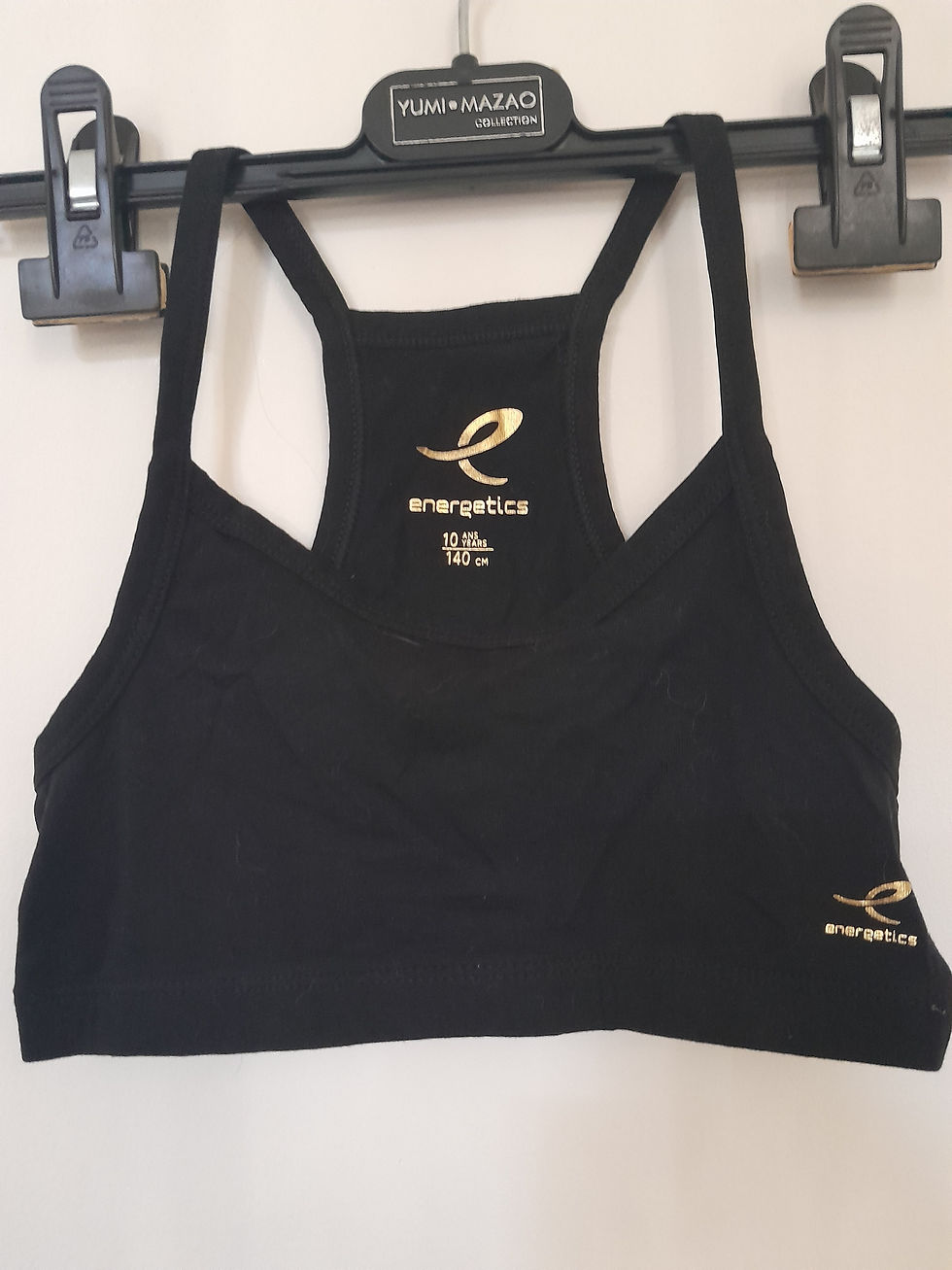 Un soutien-gorge de sport noir avec le logo 'energetics' pour un entraînement.