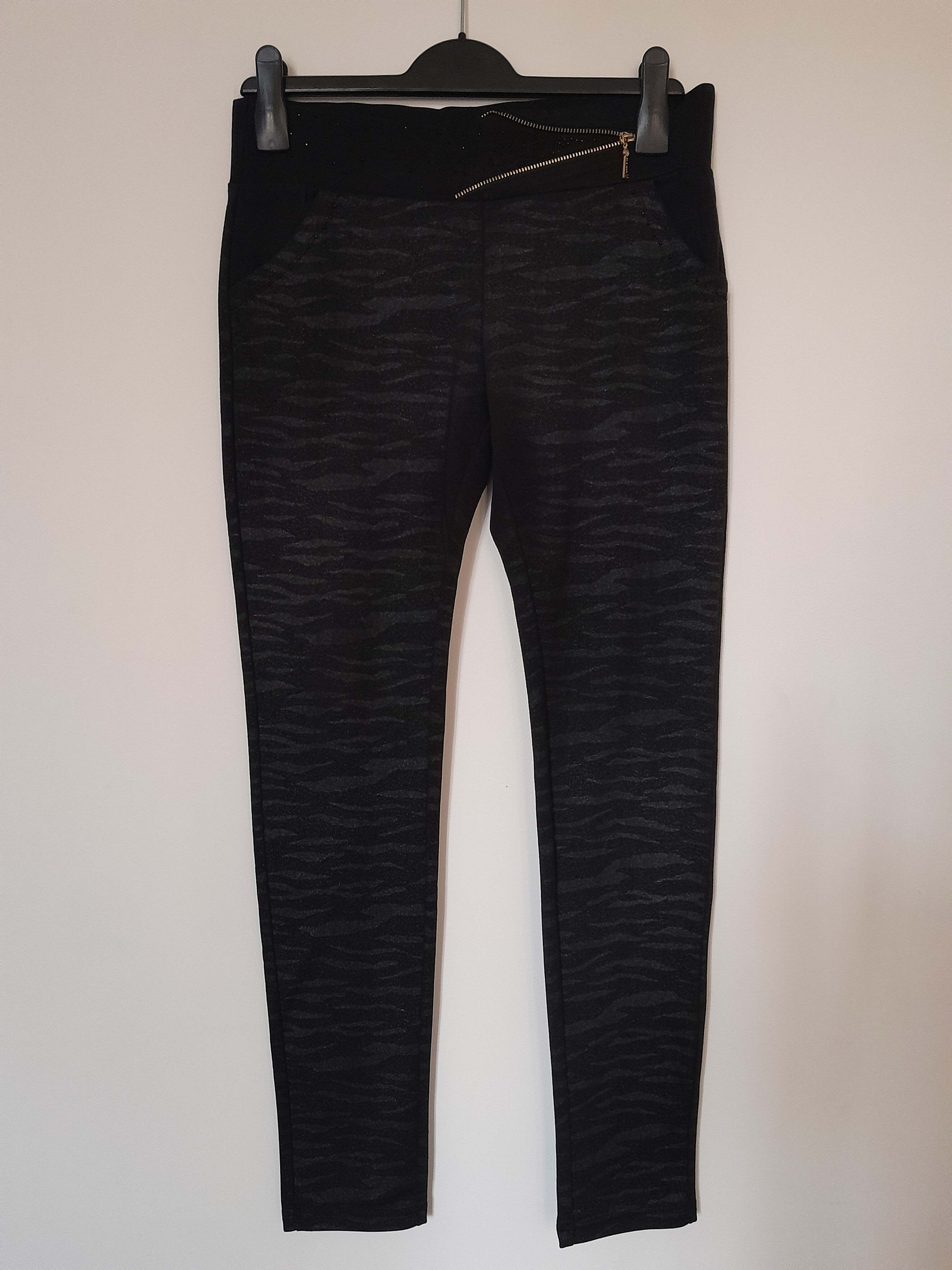 Pantalon noir accroché, motif texturé, Short. Idéal pour un look décontracté.