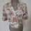 Miniature : Veste fleurie blanche avec motifs floraux, Seconde Main sur mannequin, vintage