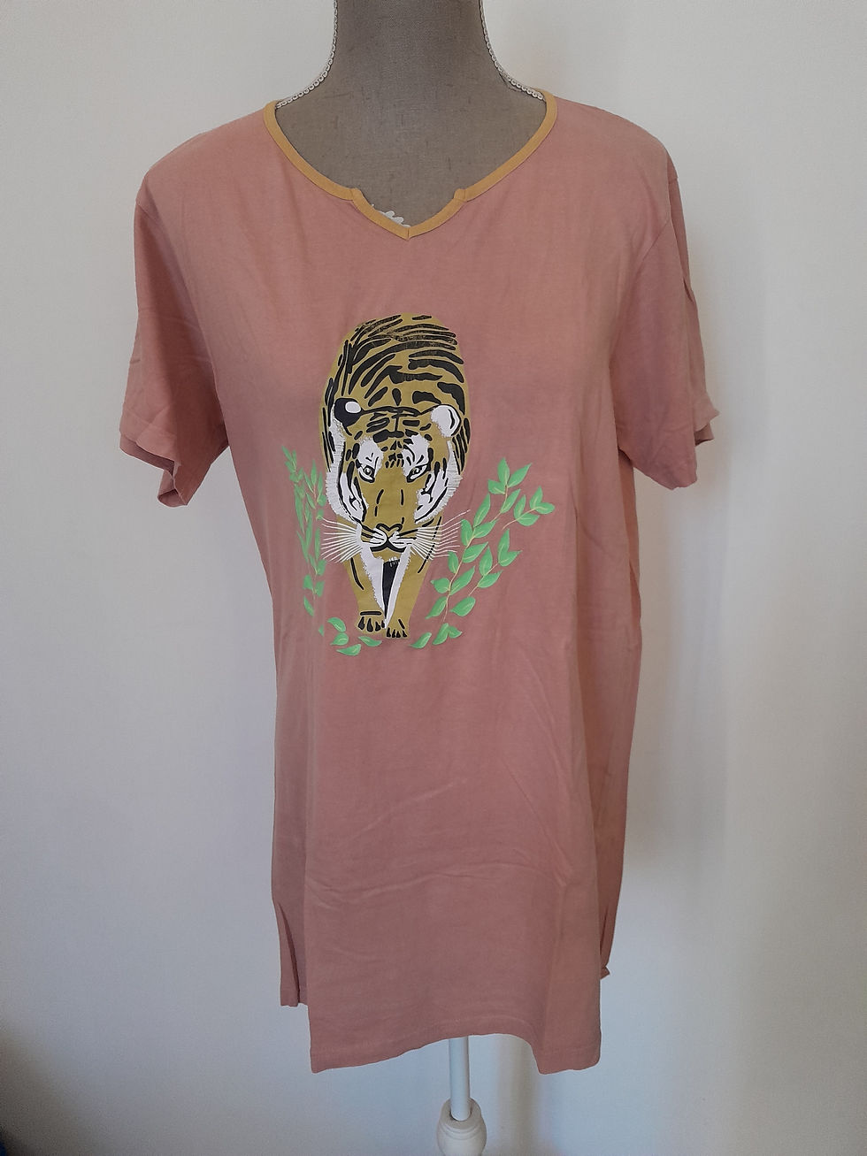 T-shirt rose avec un imprimé tigre, Seconde Main sur fond blanc.