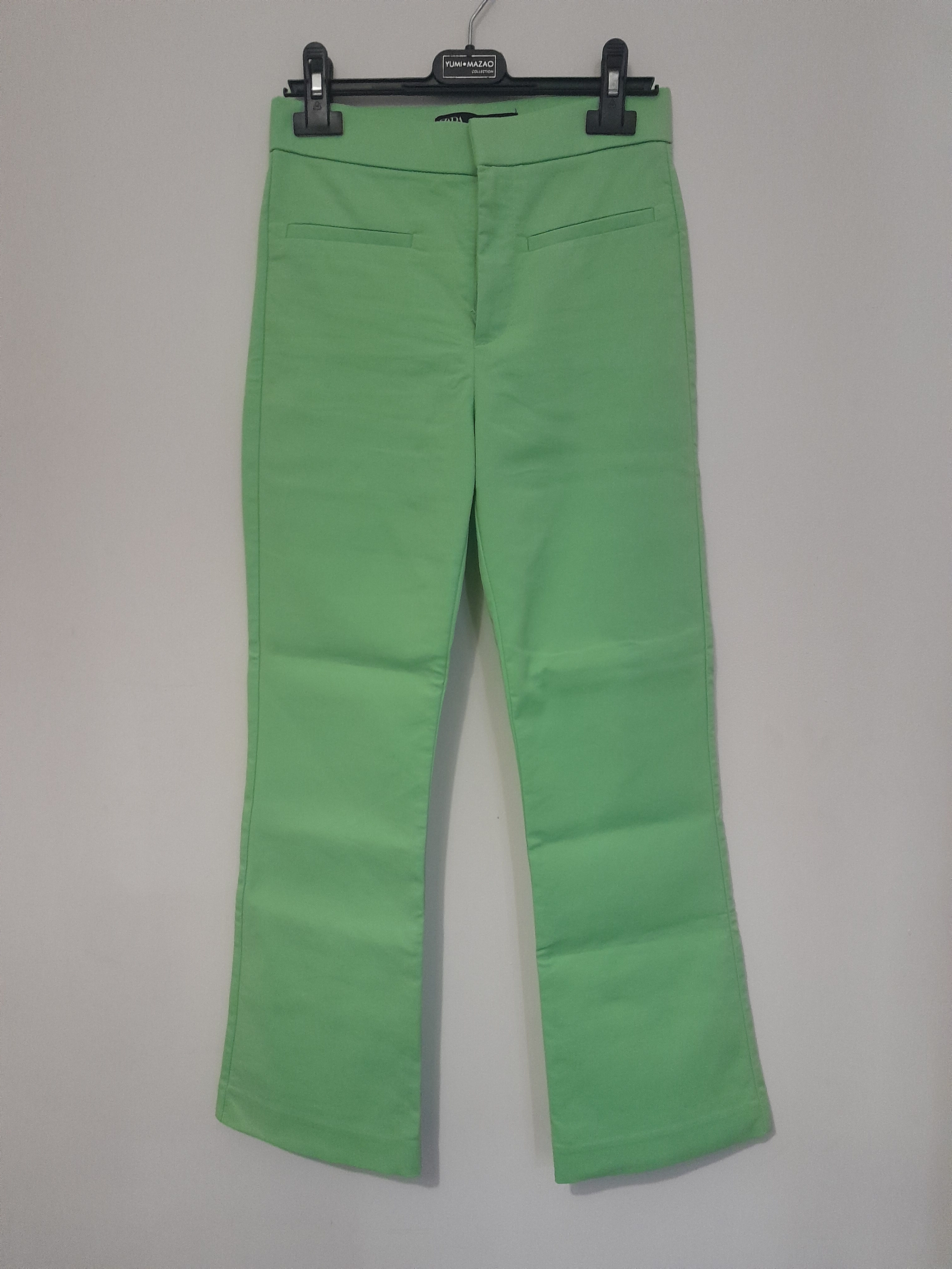 Pantalon vert clair. Un pantalon élégant, parfait pour le printemps. Seconde main.