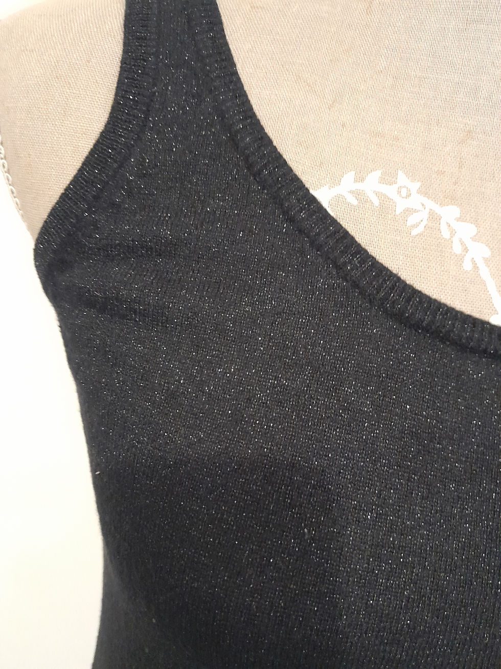 Miniature : Haut noir brillant. Détail du tissu du débardeur. Seconde Main.
