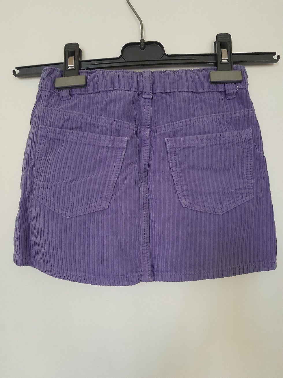 Miniature : Jupe courte violette, détail des poches arrière, rayures verticales. Seconde Main.