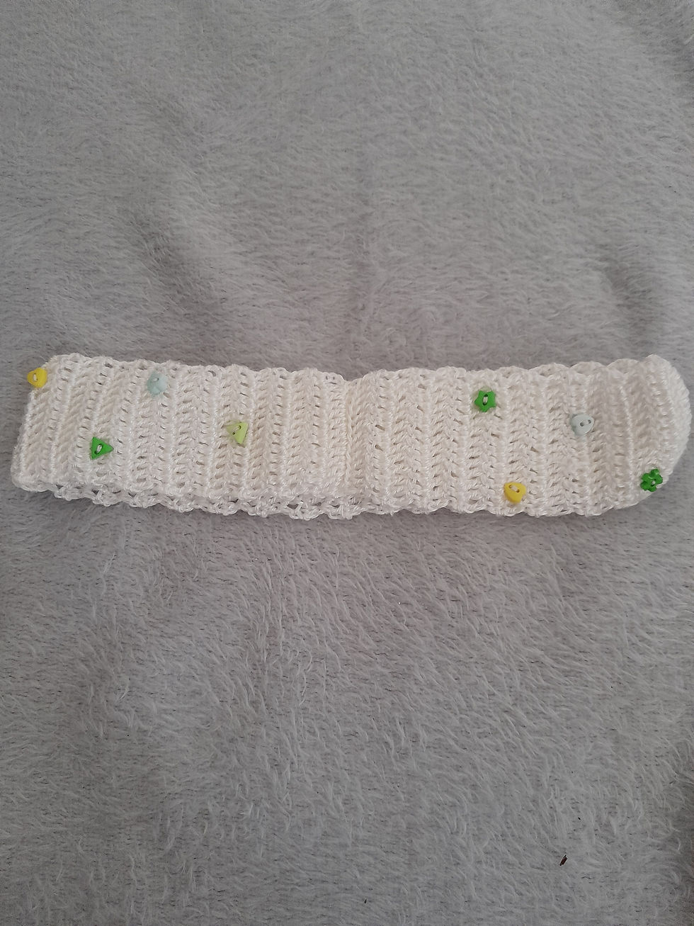 Miniature : Bandeau blanc tricoté avec des pois colorés, Short, posé sur un tissu gris.