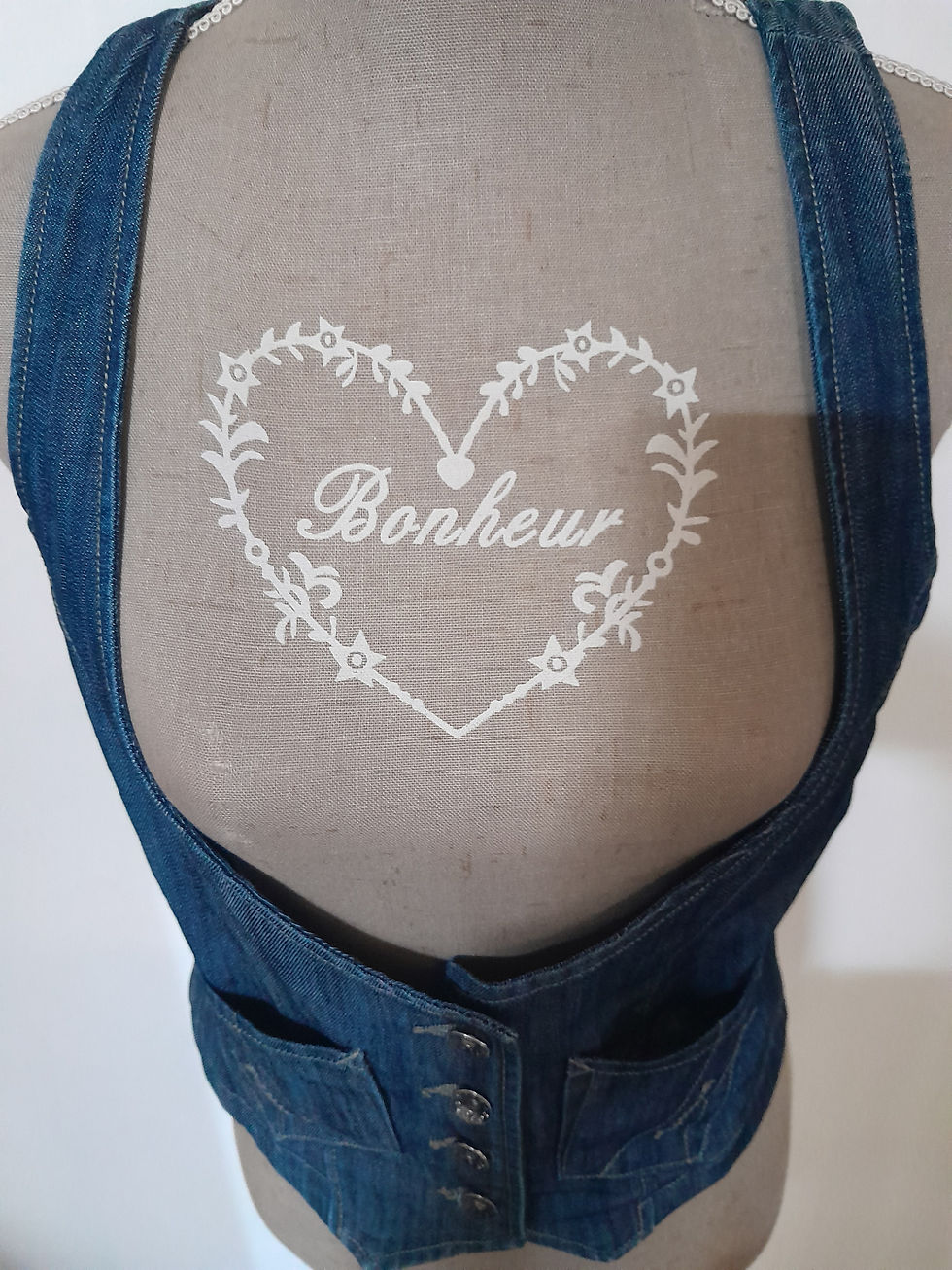 Miniature : Veste en jean avec un coeur brodé et le mot 'Bonheur' sur le tissu.