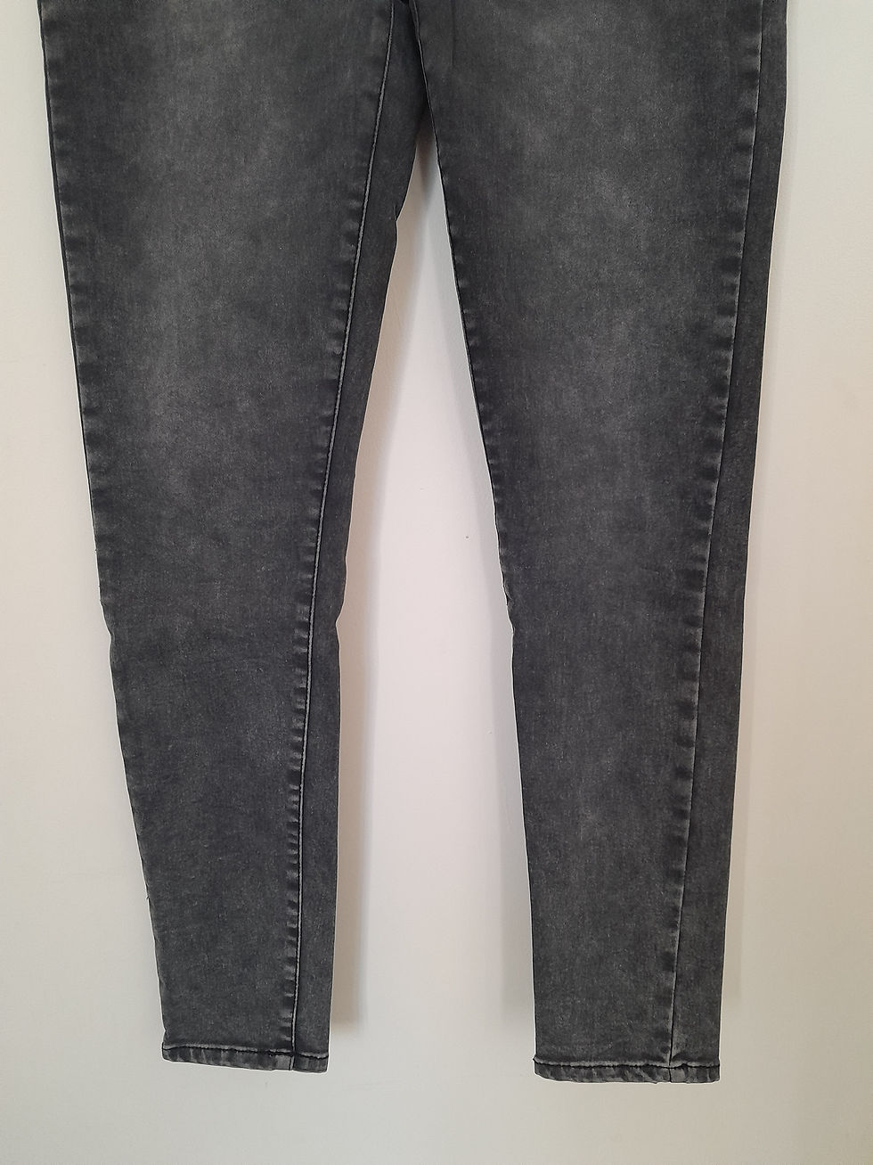 Miniature : Jeans gris, pantalon moulant en denim, sur fond blanc, Seconde Main.